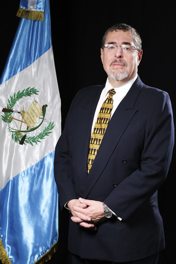 Retrato_oficial_de_César_Bernardo_Arévalo_De_León,_Deputado_del_Congreso.jpeg