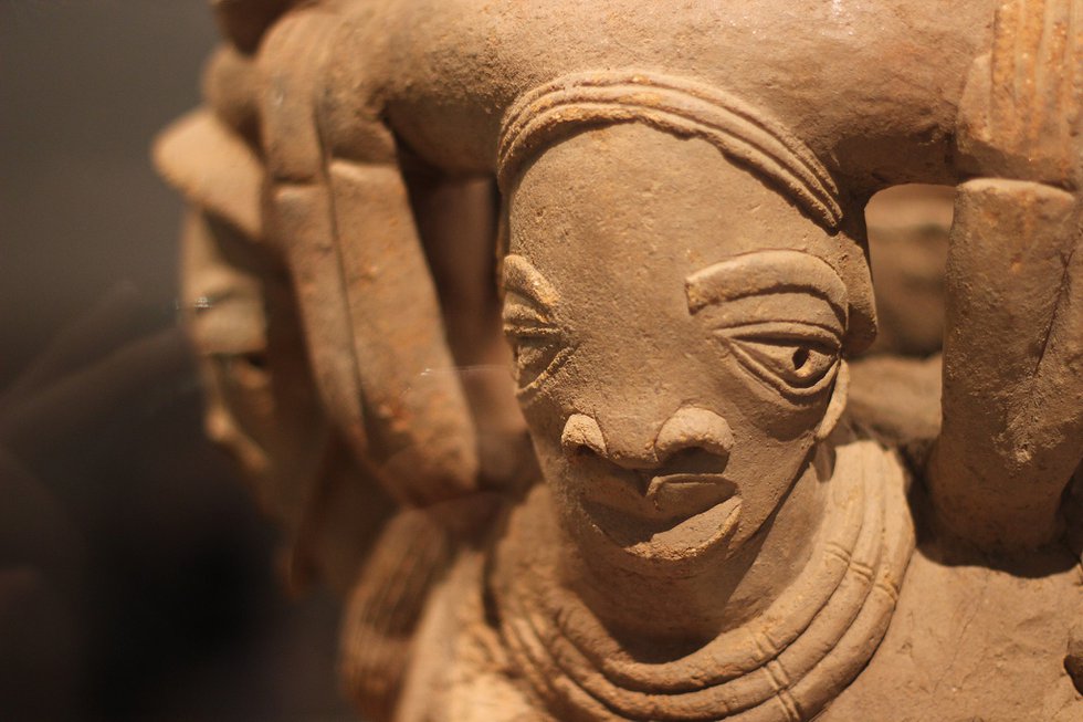 Sculpture_de_la_culture_Nok_(VIe_av_JC_-_VIe_ap_JC,_Musée_du_Louvre)_-_détail_(2).JPG